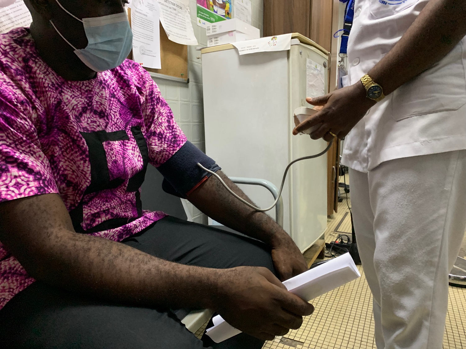 Les migrants de retour passent par un examen médical où un médecin évalue leurs besoins d’assistance médicale. Photo : OIM 2022/Kim Winkler 