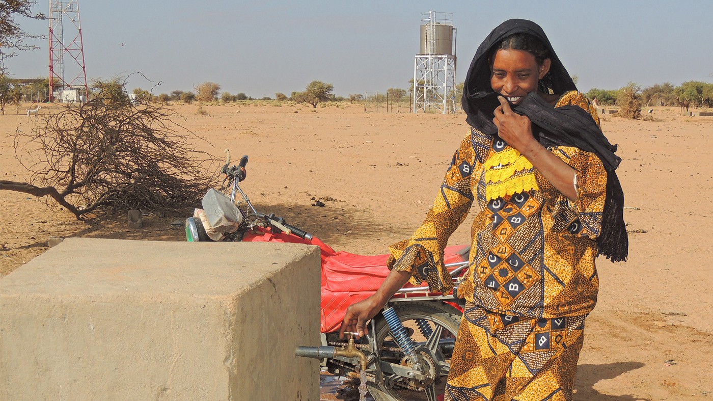 Women fetching water. Photo: IOM