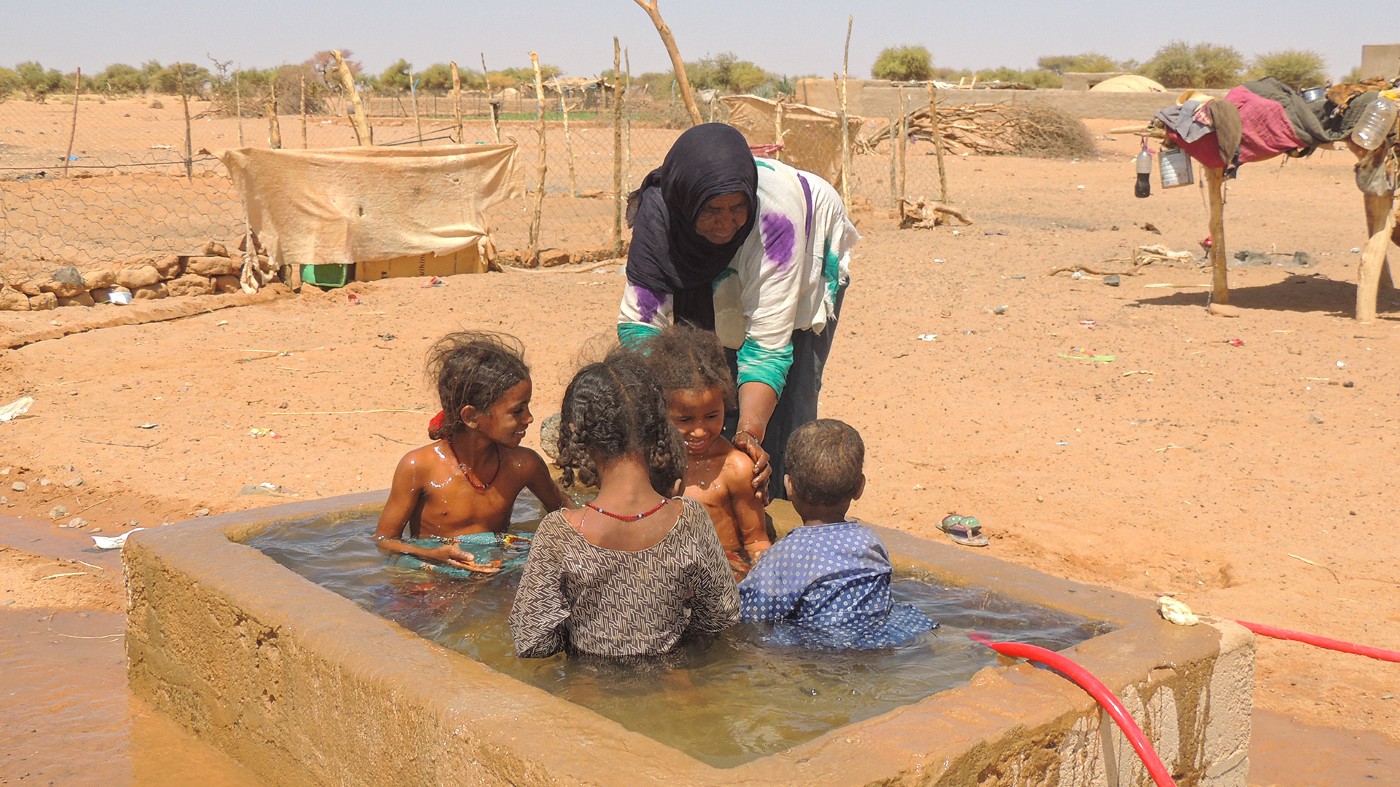 Tata Ibrahim bathing her children. Photo: IOM