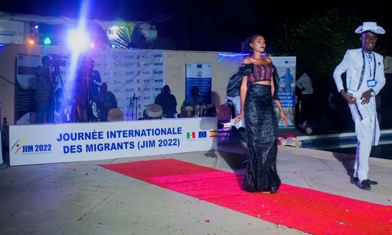 Un mannequin lors du défilé de mode. Crédit photo : OIM / Sénégal