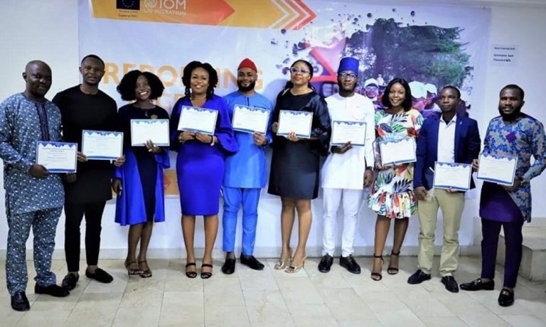 Abuja – The International Organization for Migration (IOM) in Nigeria awarded 12 journalists for their quality reporting today (28/07) in Abuja, during a ceremony that concluded the Nigerian edition of the Reporting Migration Competition, launched in seve