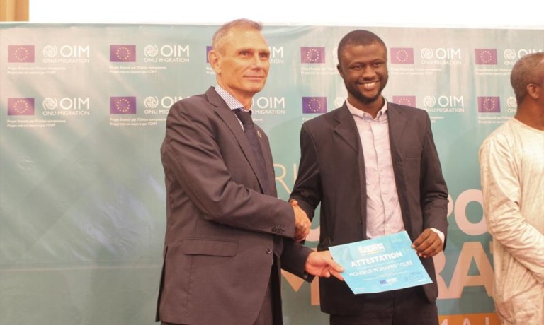Mohamed TOURE, Winner in Print Media receives his award from IOM Mali’s Chief of Mission @ IOM 2022